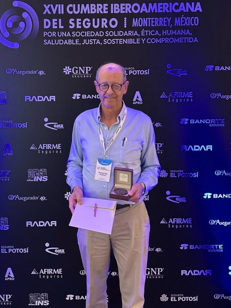 Dr. Fernando Patiño receiving the International Innovation Award 2025 at the XVII Iberoamerican Insurance Summit, Monterrey, Mexico